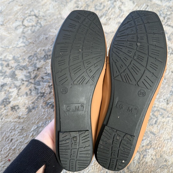 GM Tan Chain Mule Slides Gold Hardware Square Toe Slip On Flats Size 8/39 NEW - Picture 3 of 4